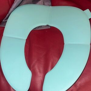 LUVDBABY-CONVENIENT Foldable & Portable Toilet/Potty Seat with Bag. (1) Green.